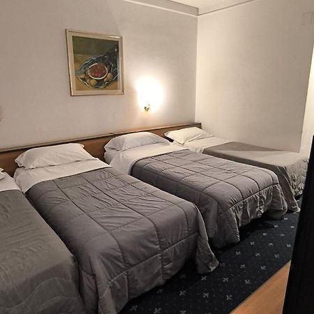 Hotel Quadrifoglio Castello di Cisterna Kültér fotó