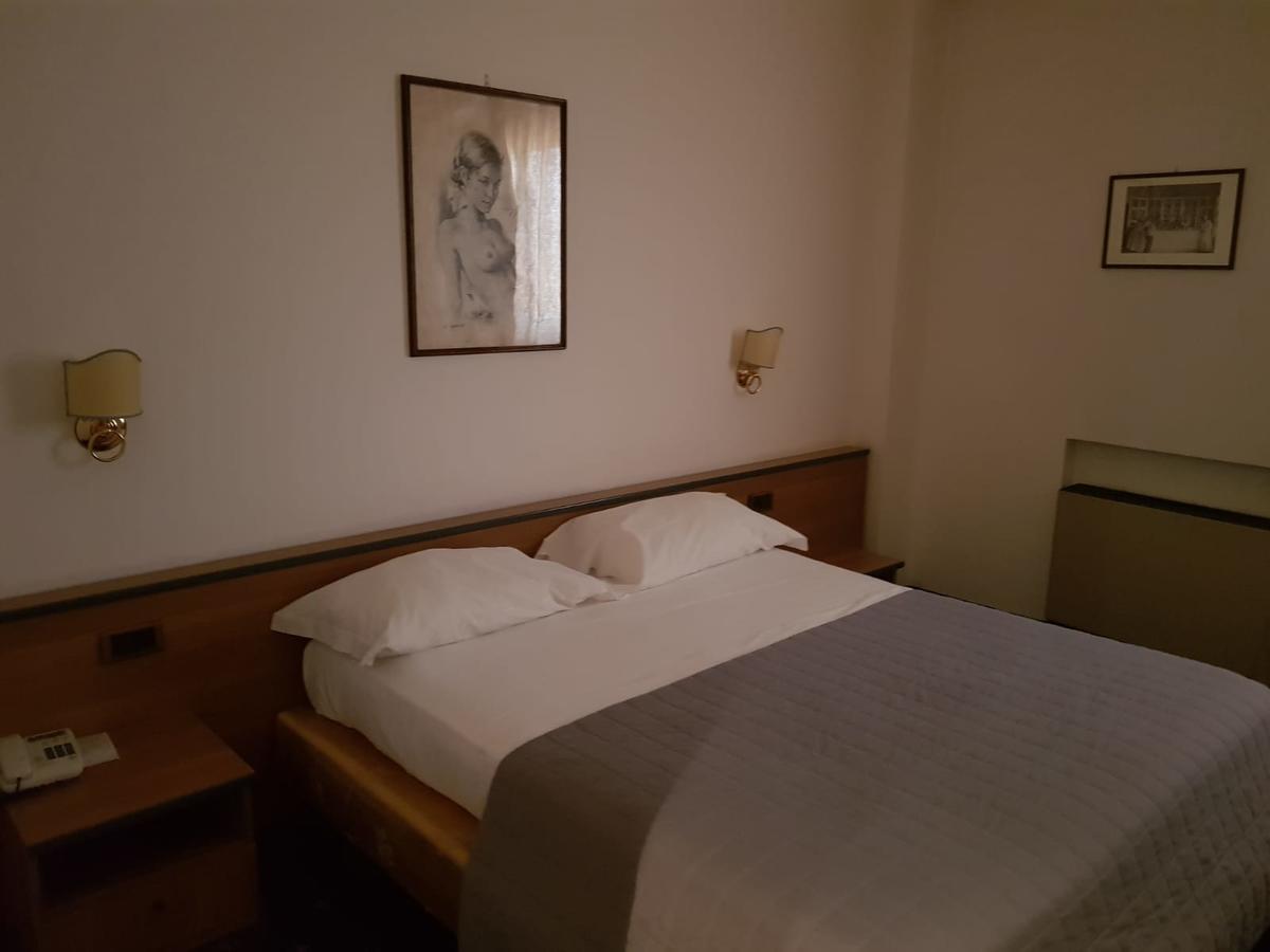Hotel Quadrifoglio Castello di Cisterna Kültér fotó