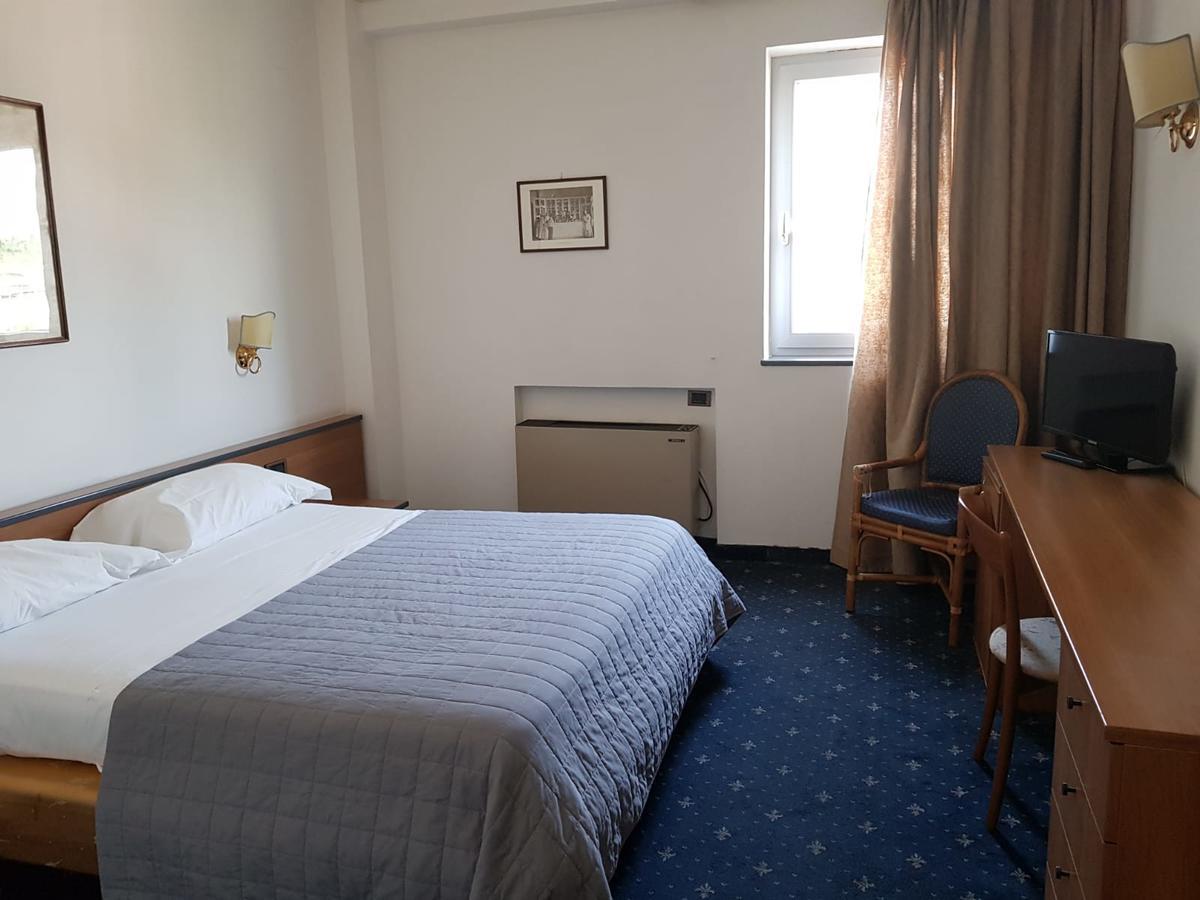 Hotel Quadrifoglio Castello di Cisterna Kültér fotó