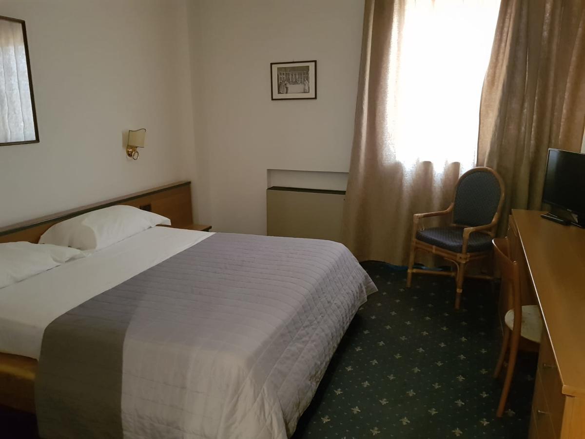 Hotel Quadrifoglio Castello di Cisterna Szoba fotó